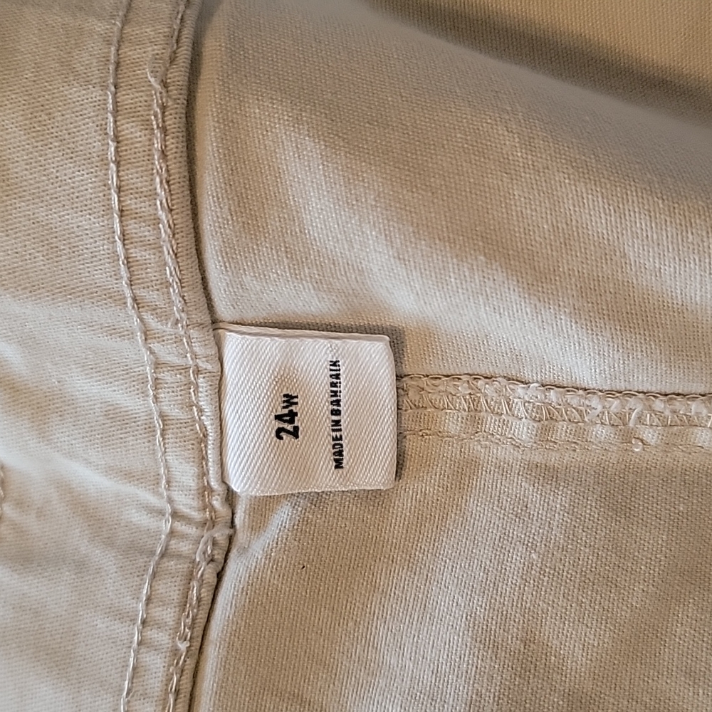 Tan Bermuda Shorts with Relaxed Style - Picture 6 of 8